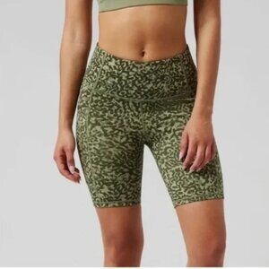 ATHLETA Ultimate Stash II 7" Bike Shorts, Green Camo Print - Size Medium